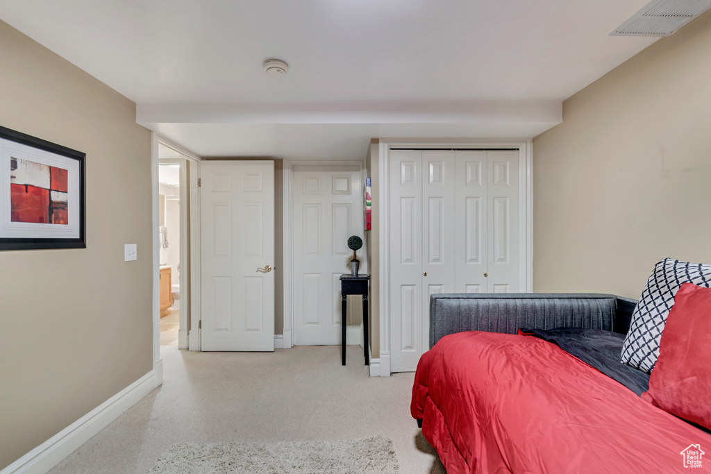 Bedroom featuring baseboards, a closet, and visible vents