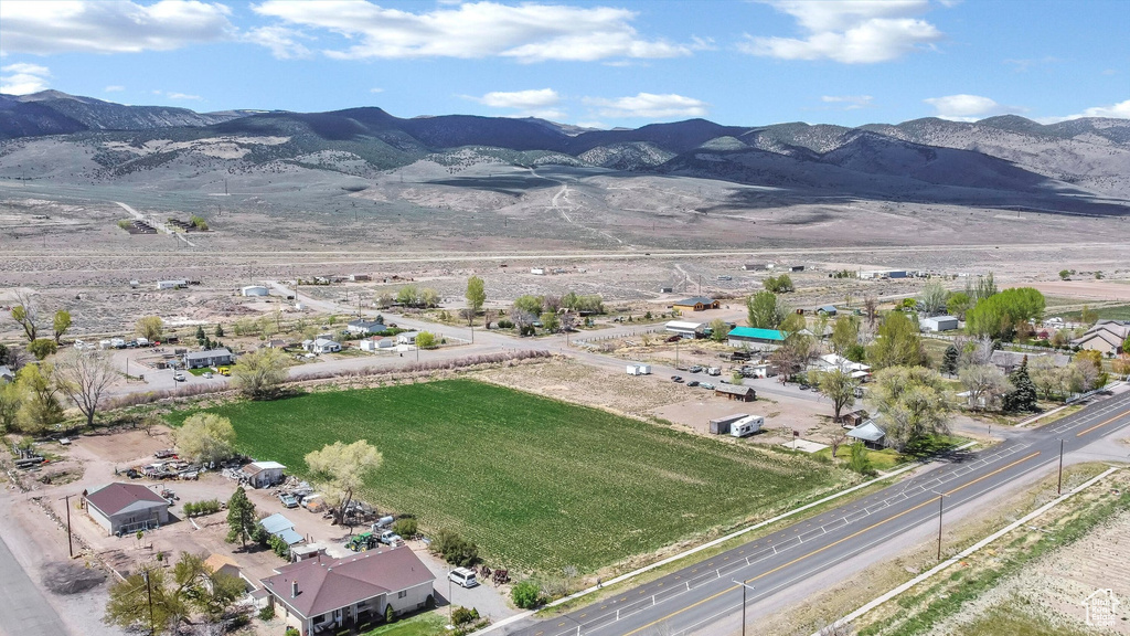 Bird\\\'s eye view with a mountain view
