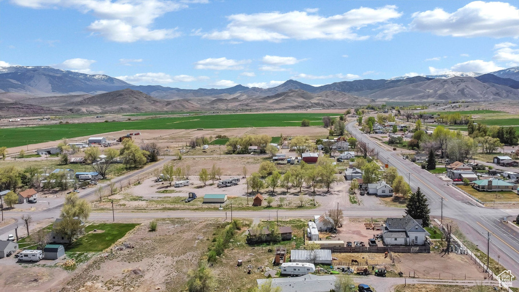 Bird\\\'s eye view with a mountain view