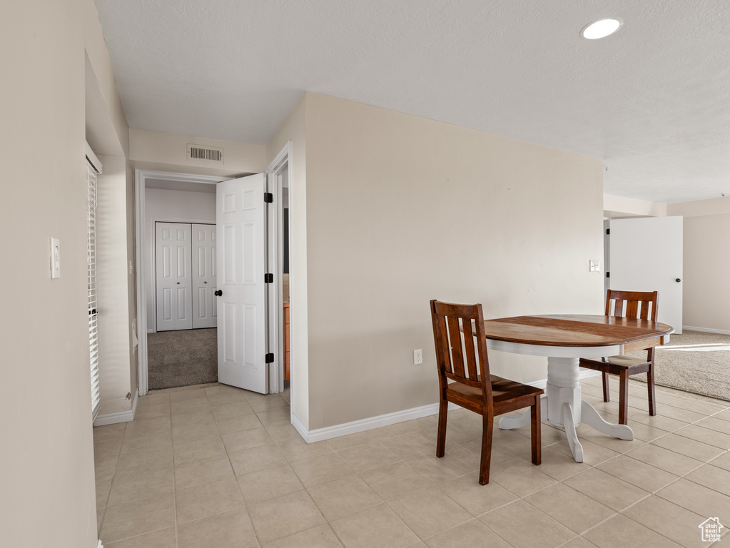 Dining room with baseboards, visible vents, and recessed lighting