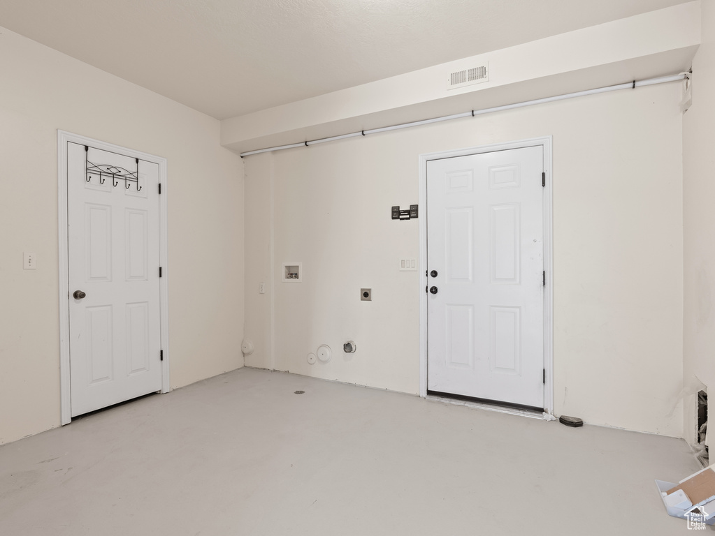 Laundry area with electric dryer hookup, laundry area, gas dryer hookup, hookup for a washing machine, and visible vents