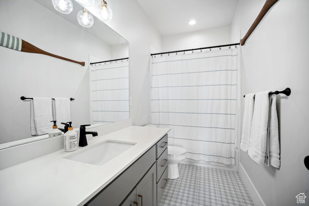 Full bath featuring toilet, vanity, and recessed lighting