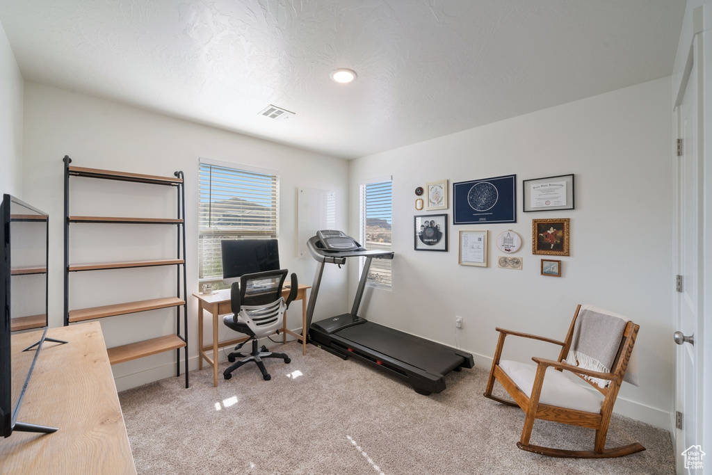 Exercise room with visible vents and carpet
