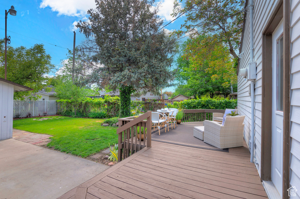 Deck featuring outdoor dining area