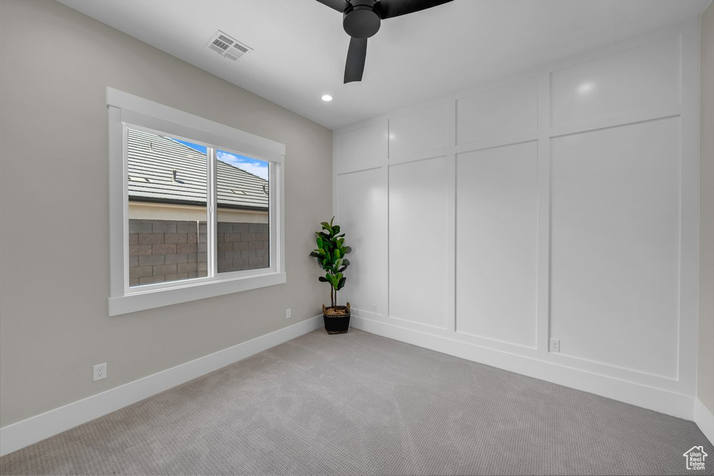 Empty room featuring ceiling fan, light colored carpet, baseboards, and recessed lighting