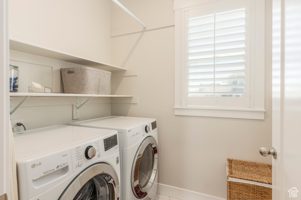 Laundry room with independent washer and dryer and baseboards