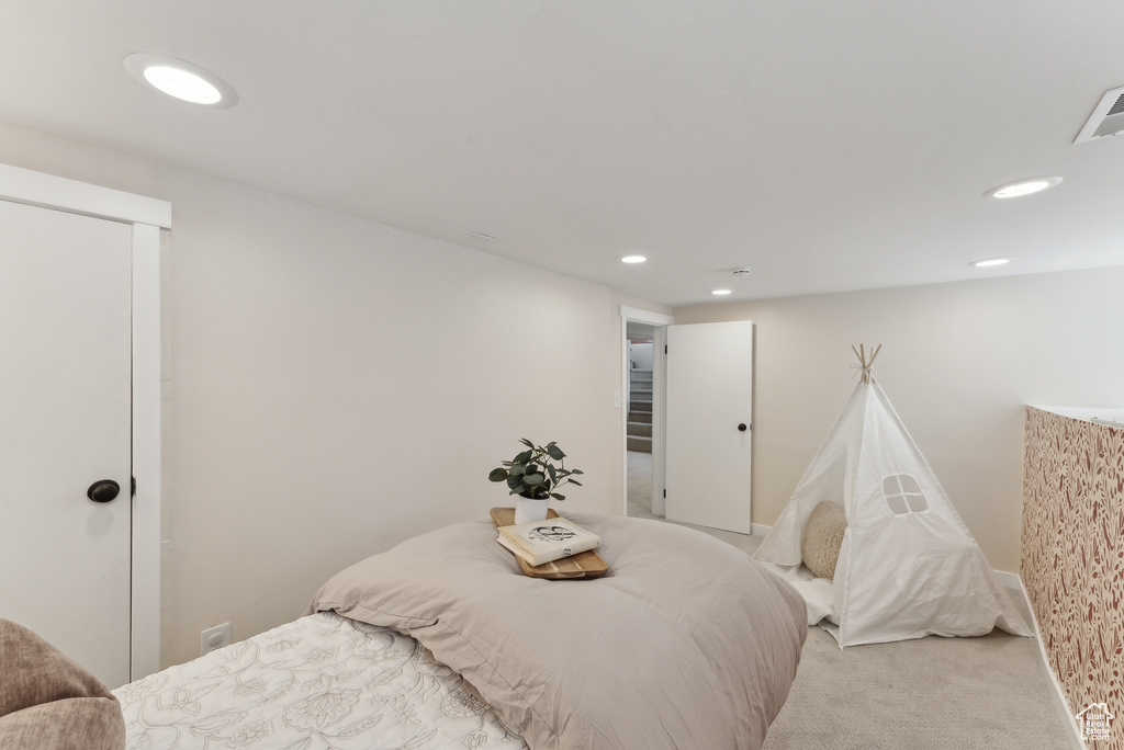 Bedroom featuring carpet flooring, a closet, visible vents, and recessed lighting