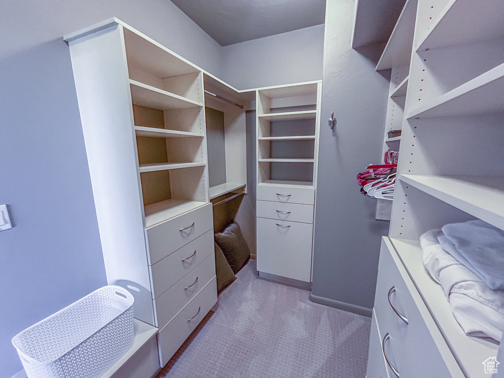 Walk in closet featuring carpet