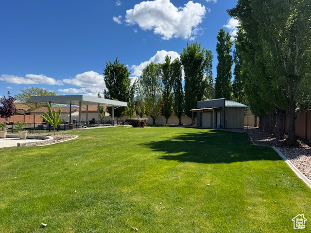 View of yard featuring an outbuilding