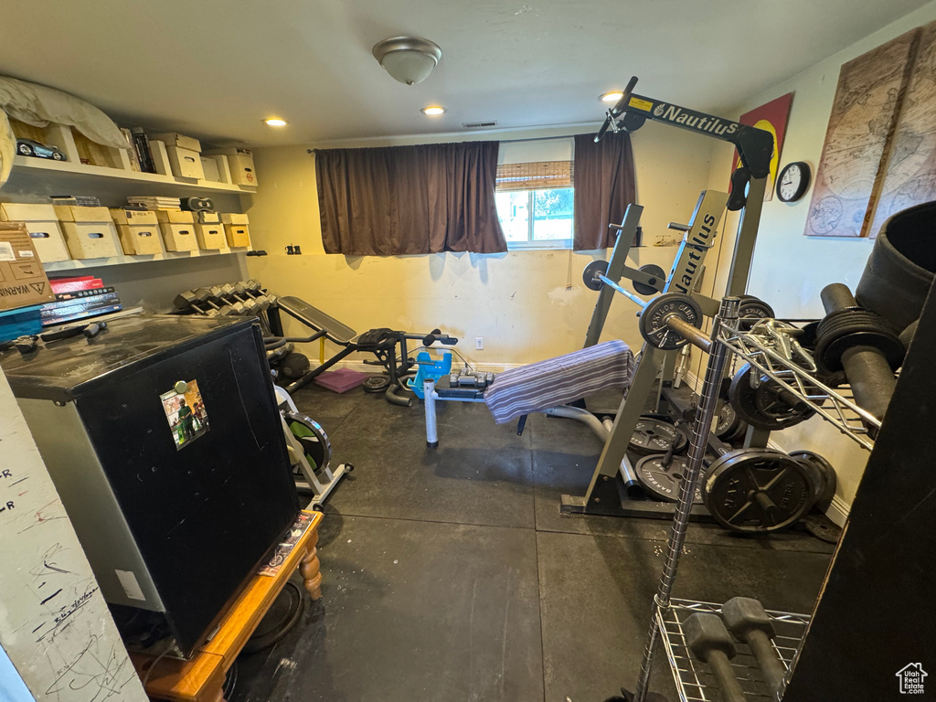 Workout room with recessed lighting