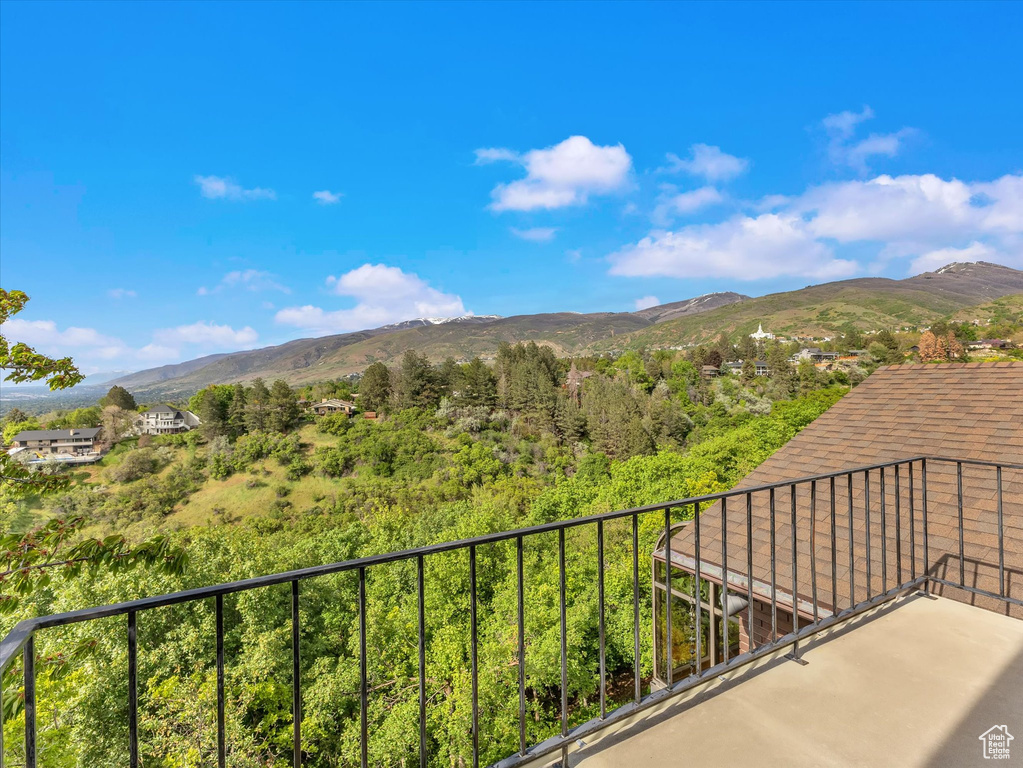 Balcony featuring a mountain view