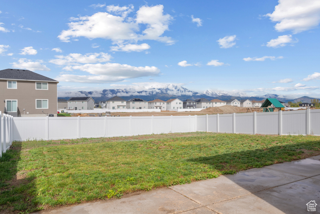 View of yard with a residential view