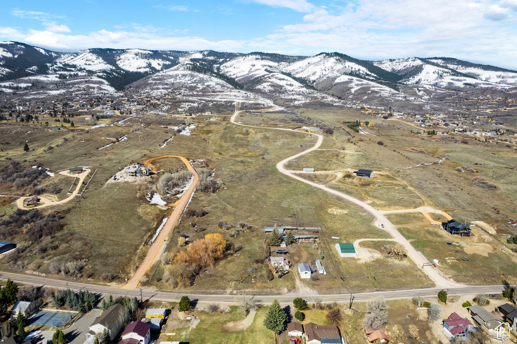 Bird\'s eye view with a mountain view