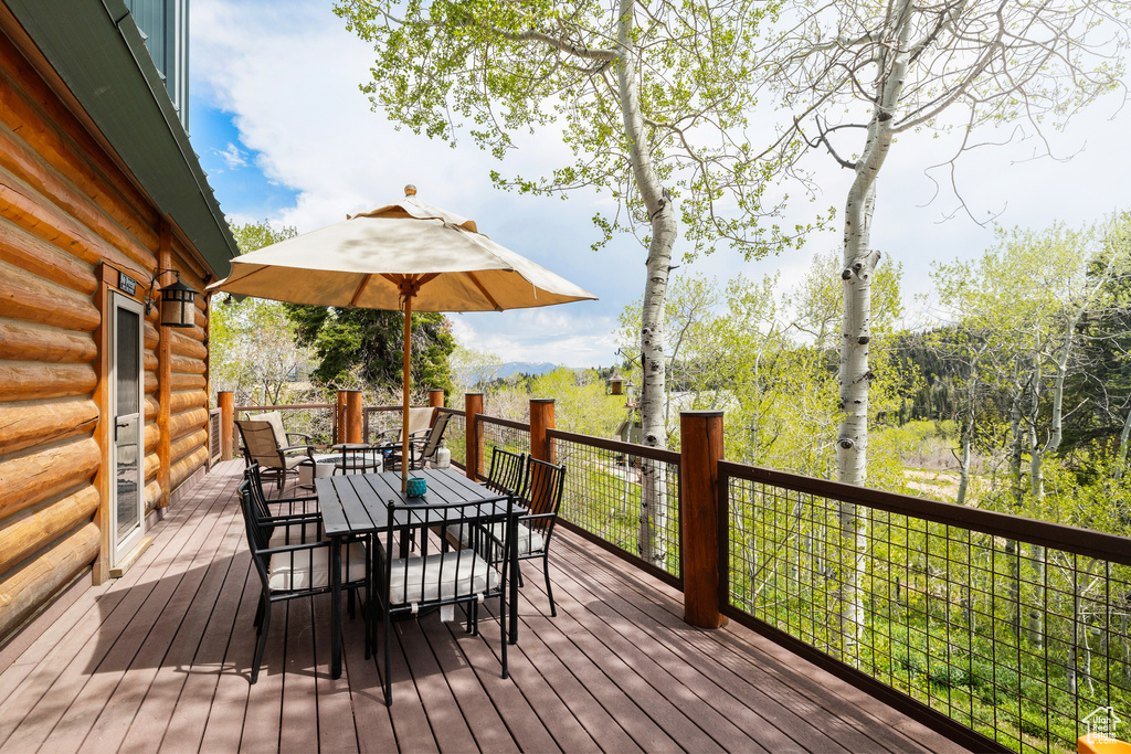 Deck with outdoor dining area