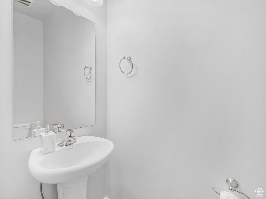 Bathroom featuring visible vents and a sink