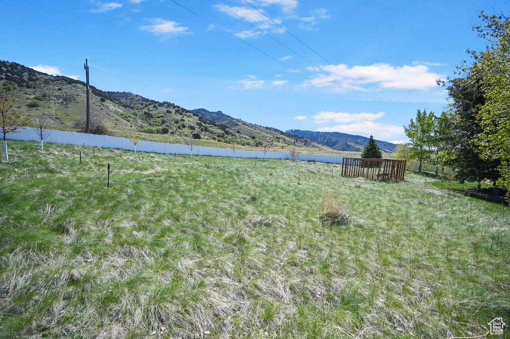 View of yard featuring a mountain view