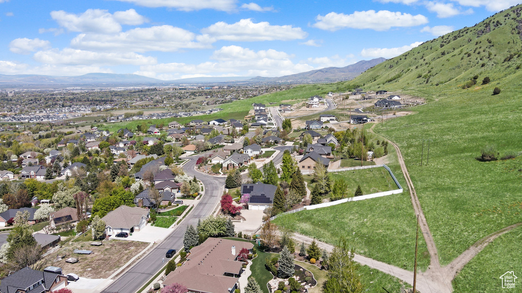 Bird\\\\\\\\\\\\\\\\\\\\\\\\\\\\\\\'s eye view with a residential view and a mountain view
