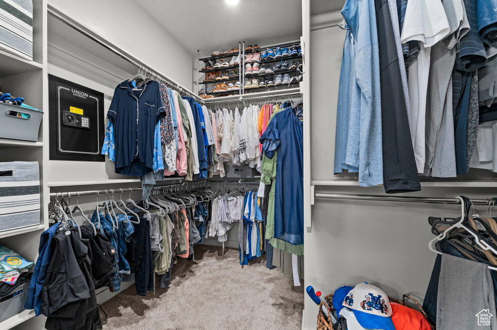 Walk in closet featuring carpet floors