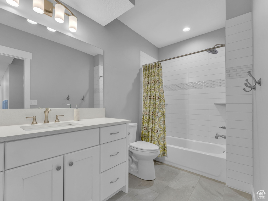 Full bath featuring vanity, toilet, shower / bath combination with curtain, and recessed lighting