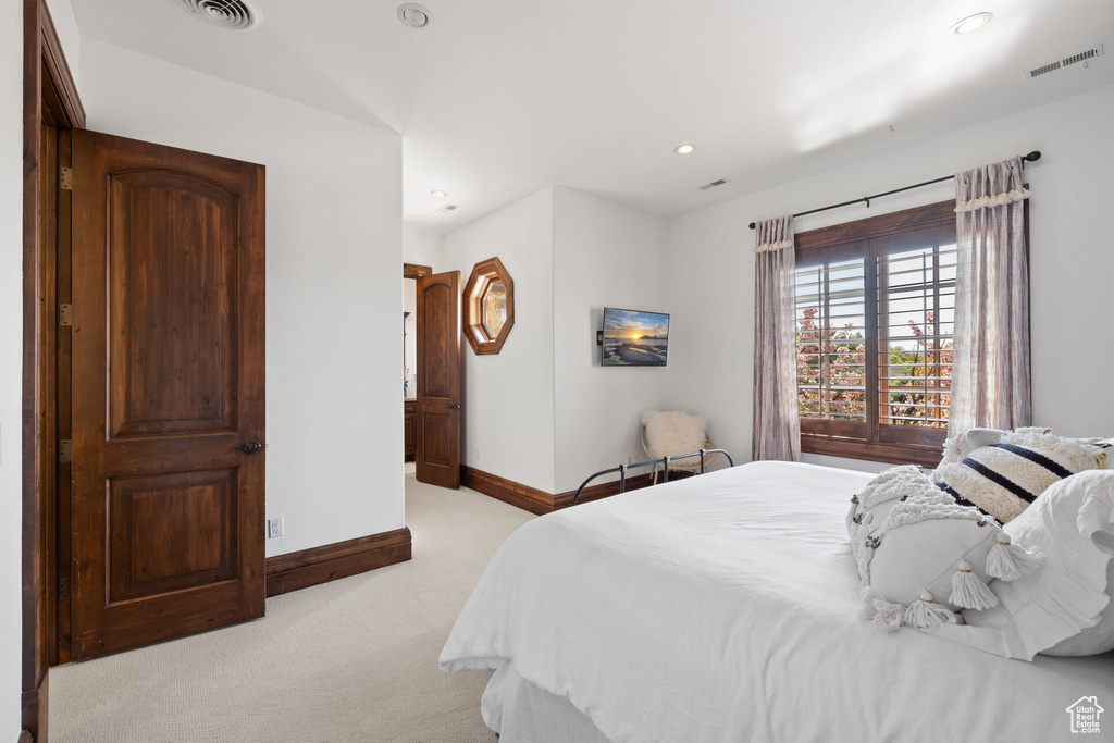 Bedroom featuring light carpet, baseboards, visible vents, and recessed lighting