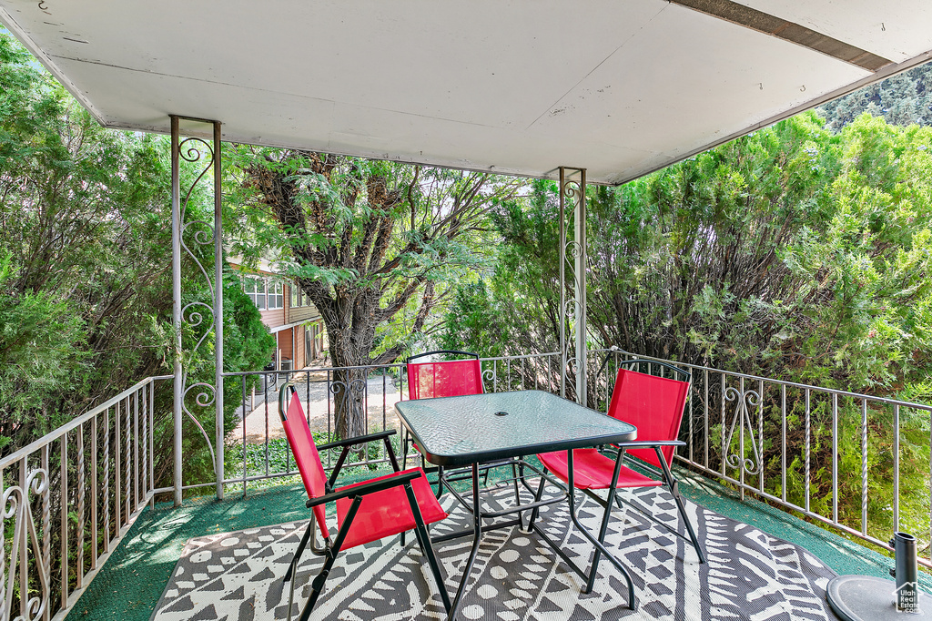 Balcony featuring outdoor dining area