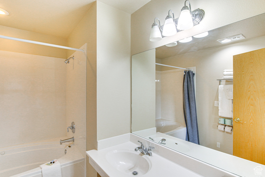 Full bath with vanity and shower / bath combo