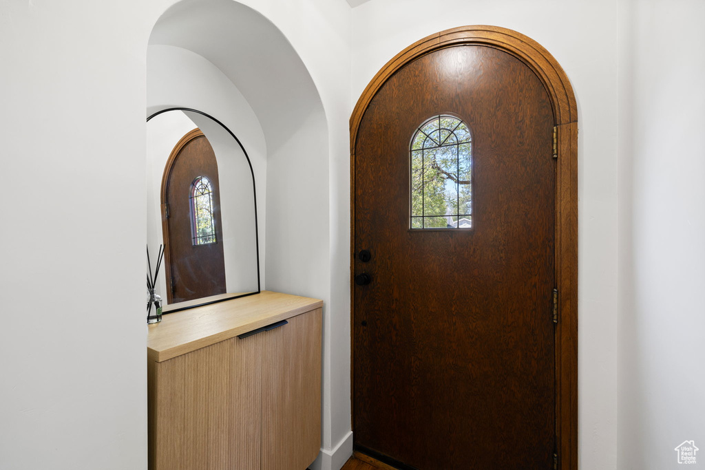 Foyer entrance featuring arched walkways