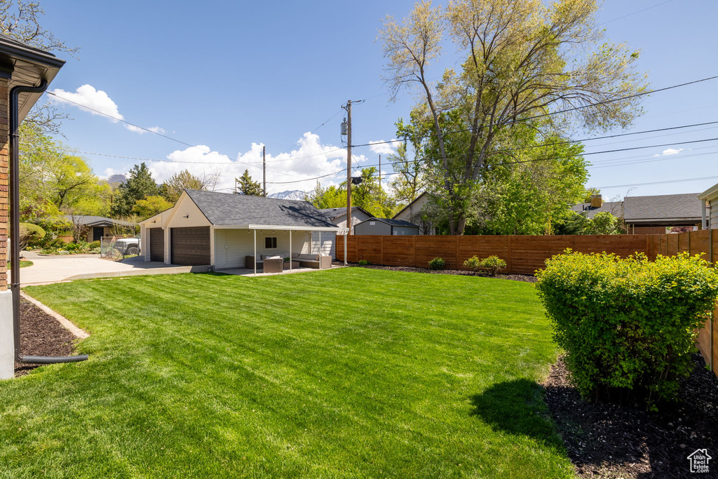 View of yard featuring a detached garage