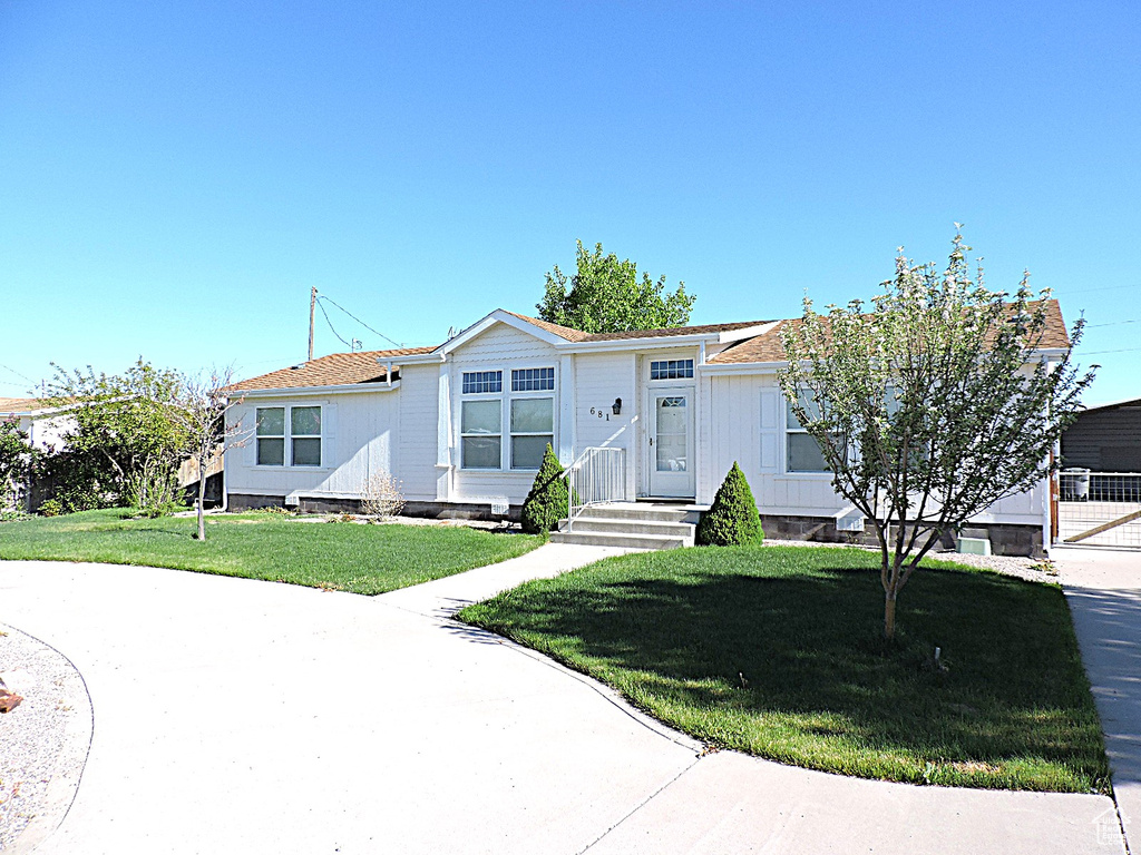 Manufactured / mobile home with a front yard