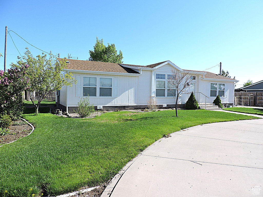 Manufactured / mobile home with crawl space and roof with shingles