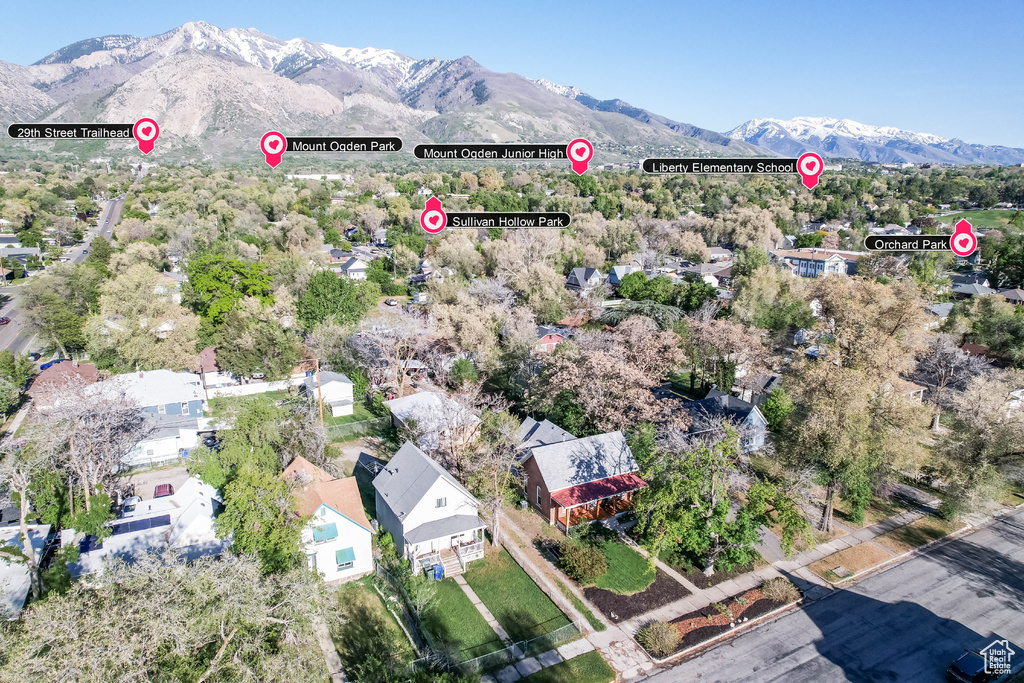 Bird\'s eye view with a mountain view
