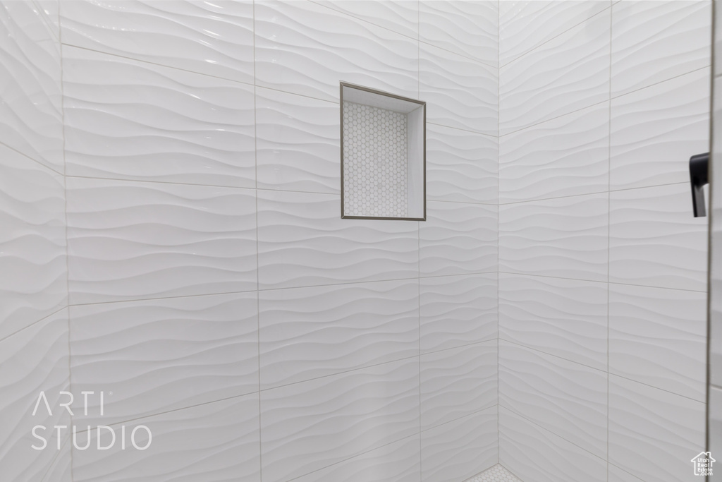 Full bathroom featuring a tile shower