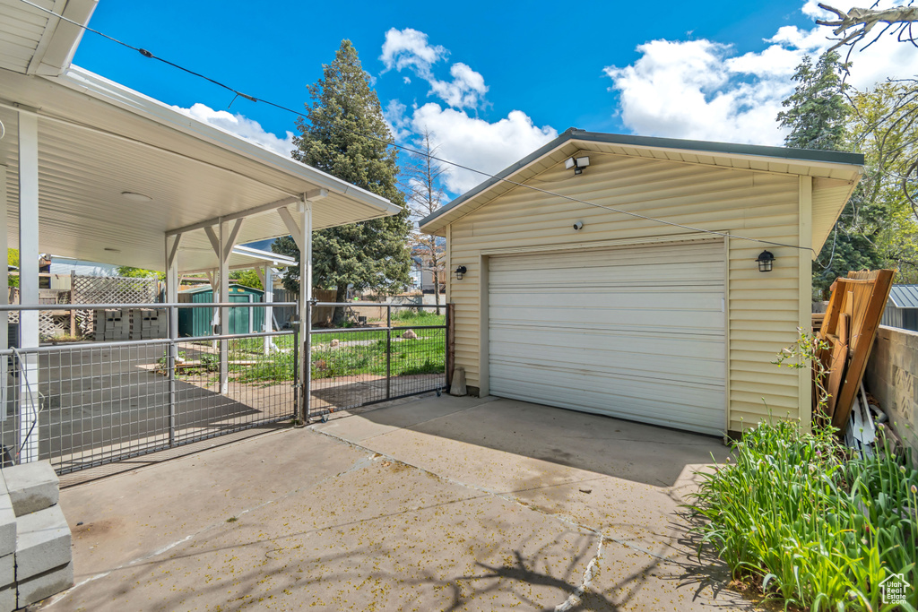Detached garage with a gate and fence
