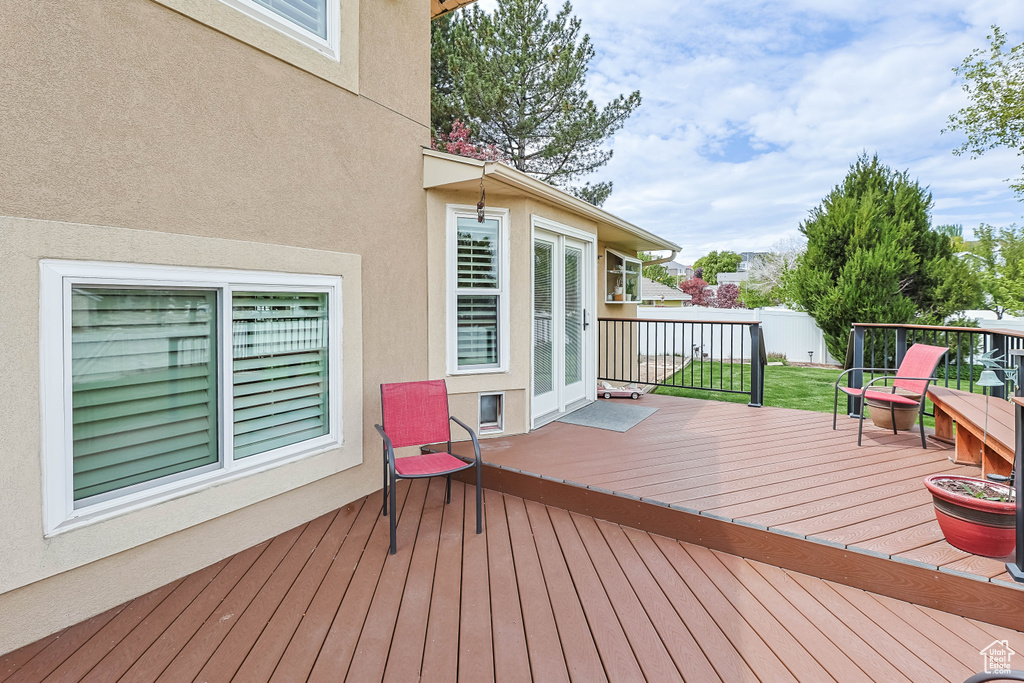 Deck with a lawn and fence