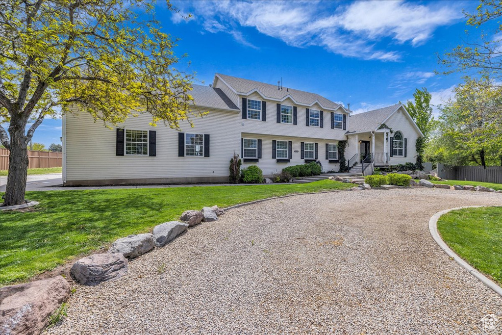 View of front facade featuring driveway