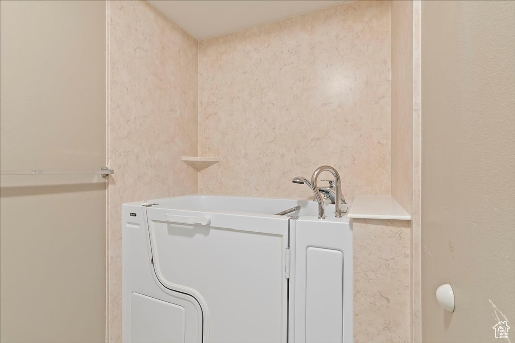 Full bathroom featuring a garden tub