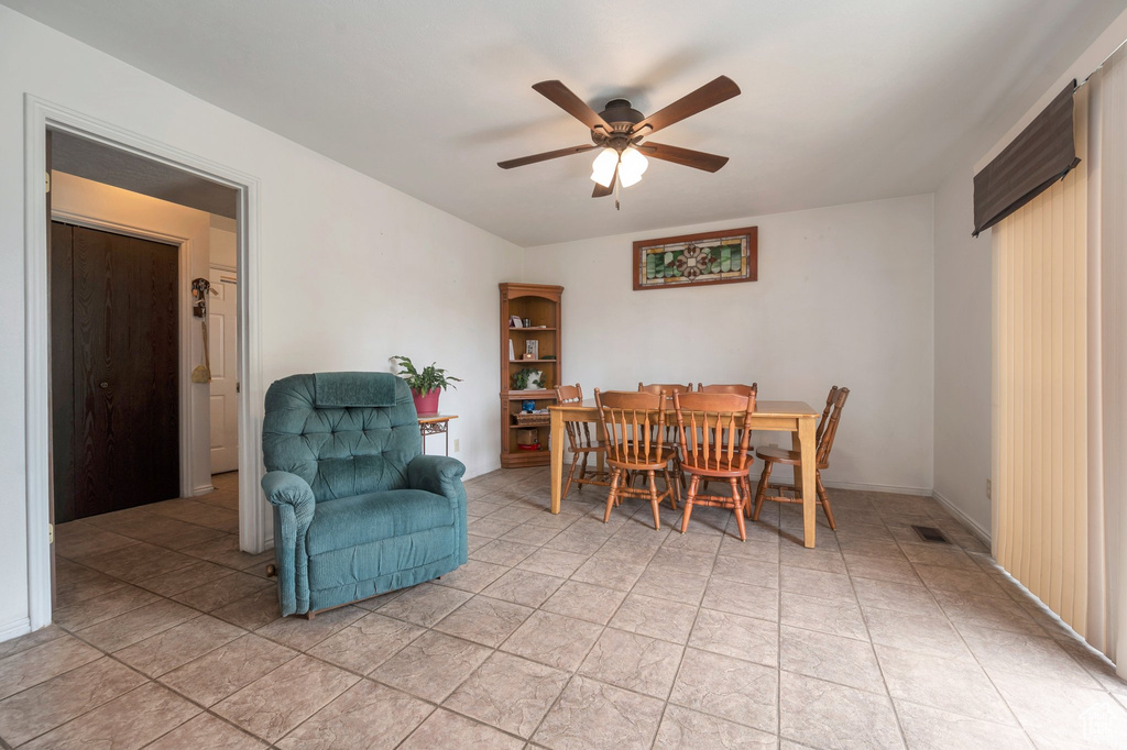 Dining room with ceiling fan