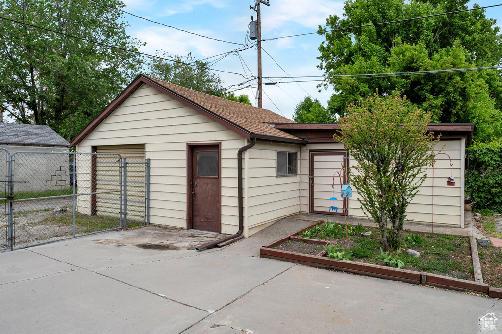 Garage featuring fence