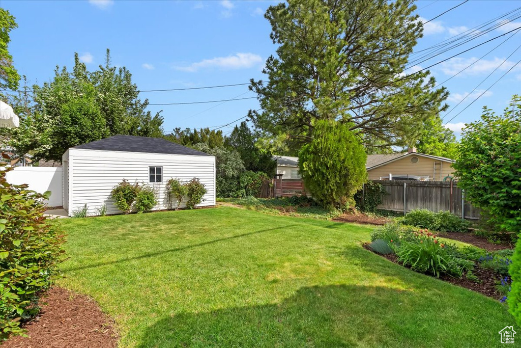 View of yard with an outbuilding