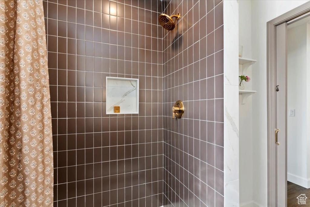 Full bathroom featuring a tile shower