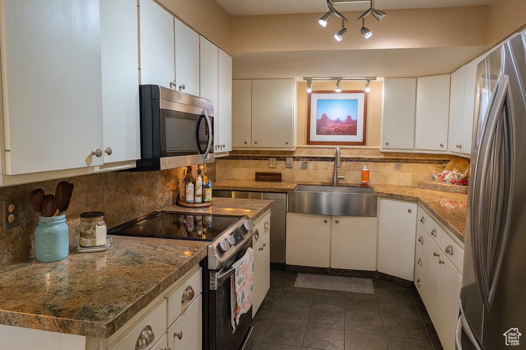 4798 S SAXONY CIR Holladay, UT 84117