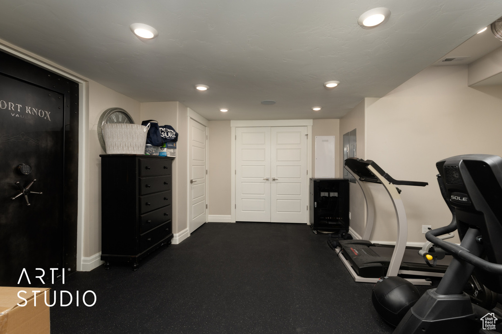 Exercise room featuring recessed lighting and baseboards