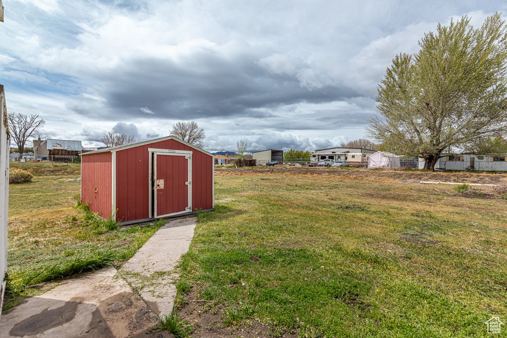 View of yard featuring a shed and an outdoor structure