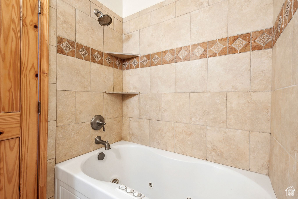 Bathroom with a combined bath / shower with jetted tub