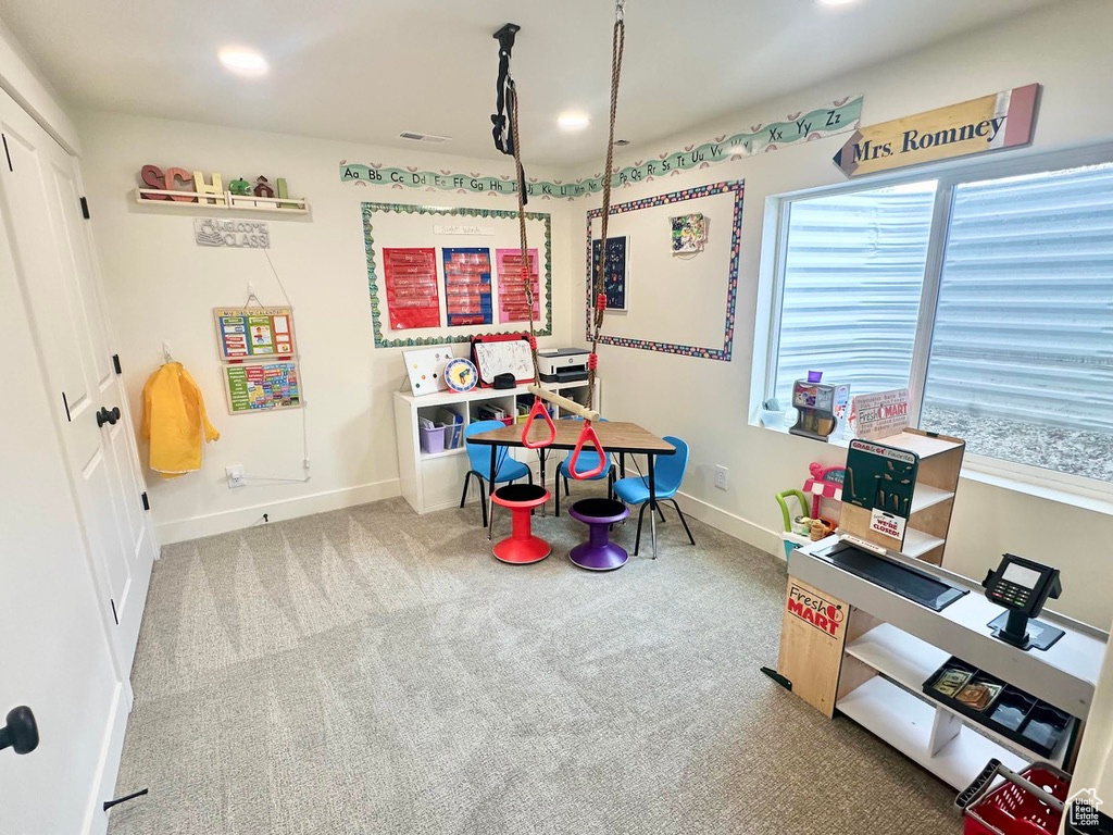 Recreation room with carpet, baseboards, and recessed lighting