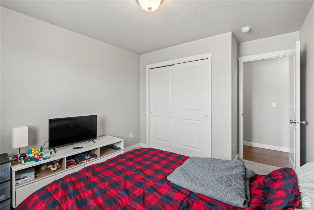 Bedroom with baseboards and a closet