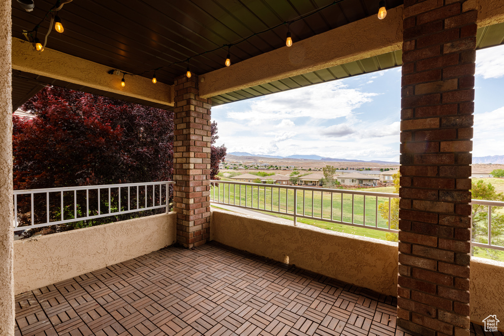 Balcony featuring a mountain view