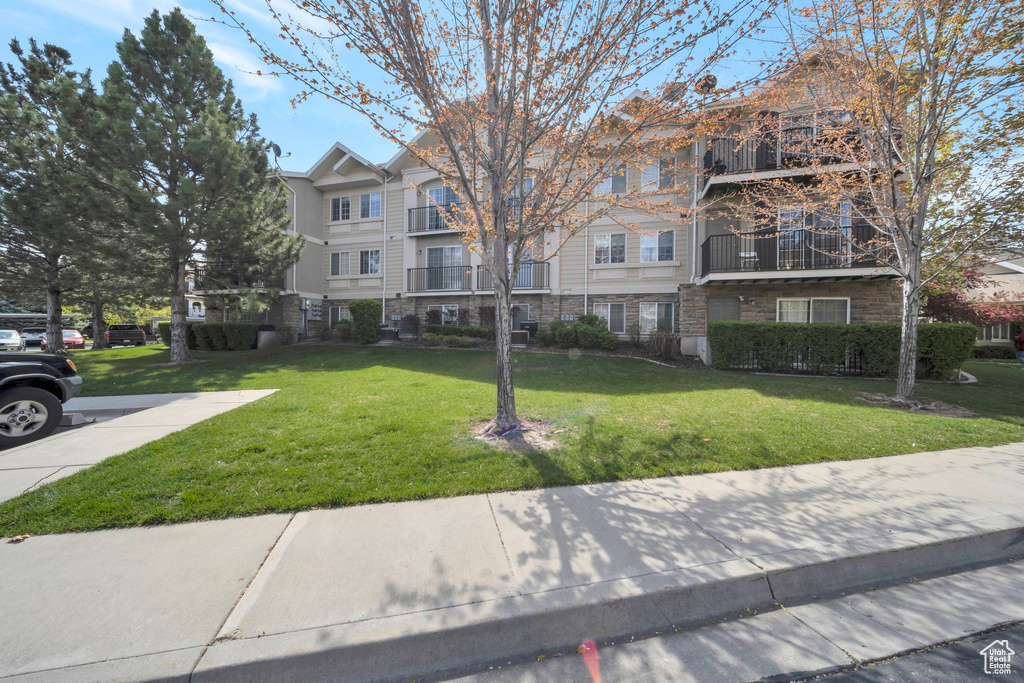 View of home\\\'s community featuring a yard