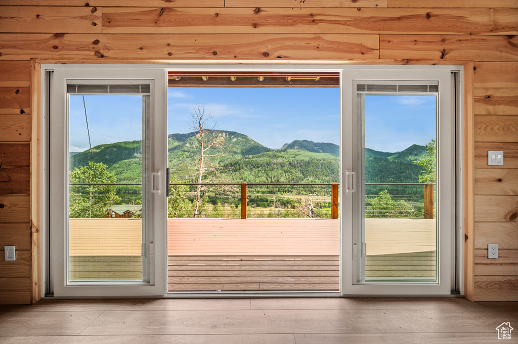 Entryway featuring a mountain view
