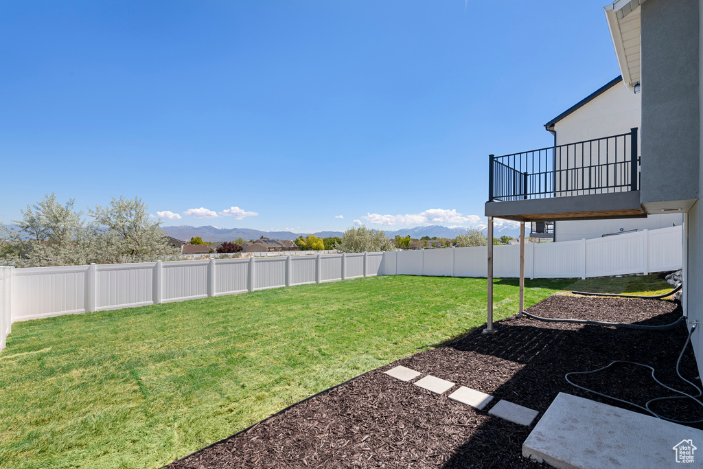 View of yard featuring a mountain view